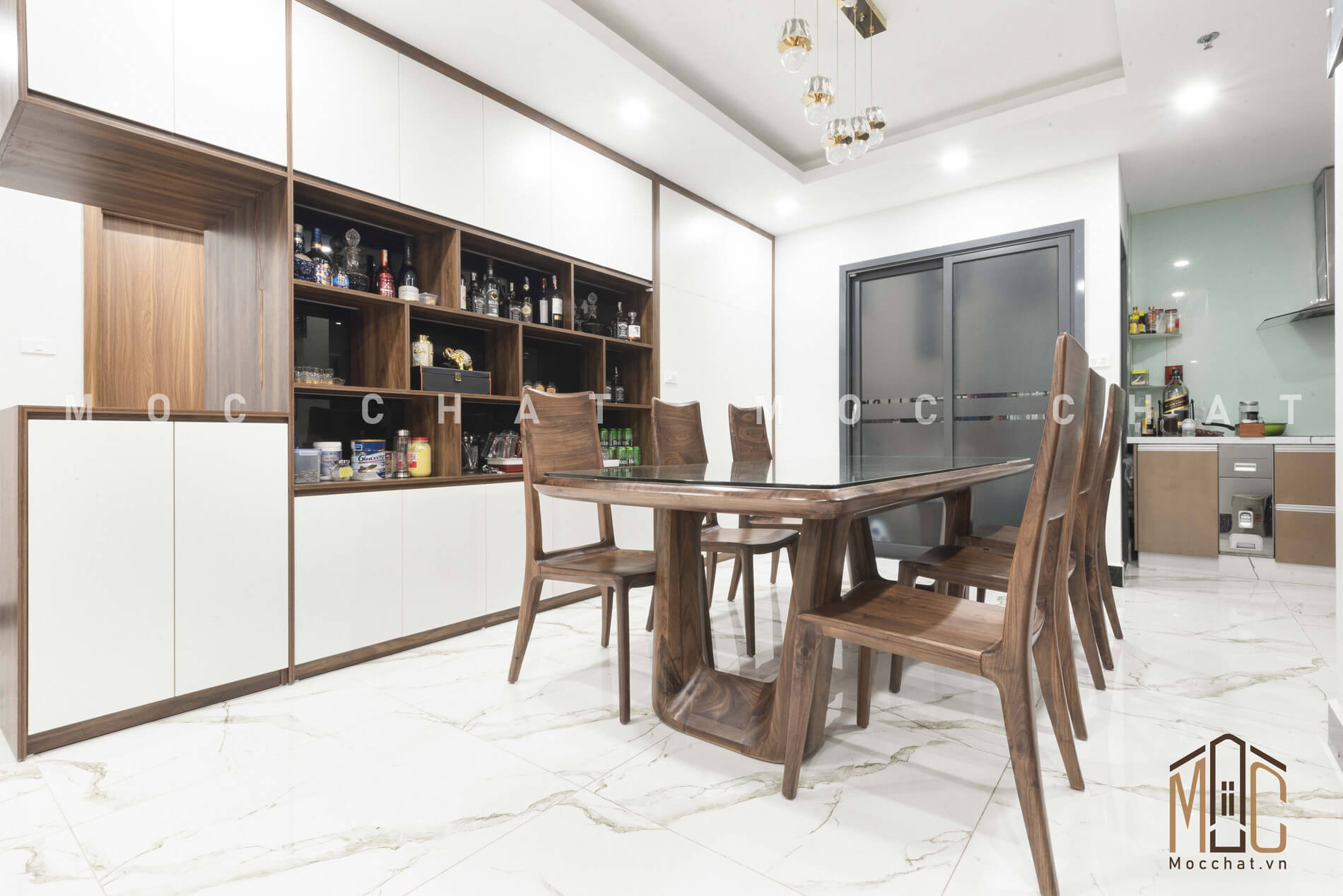 Bàn ghế ăn gỗ óc chó khu vực bếp anh Tuấn chung cu Discovery Cầu Giấy