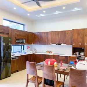 Bàn ghế ăn gỗ óc chó và tủ bếp gỗ óc chó hiện đại