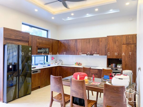Bàn ghế ăn gỗ óc chó và tủ bếp gỗ óc chó hiện đại
