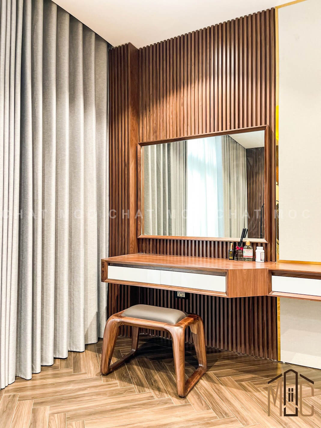 Bàn trang điểm gỗ óc chó treo tường