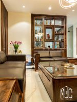 Phòng khách nội thất gỗ óc chó chị Huyền nhà phố Trâu Quỳ Gia Lâm