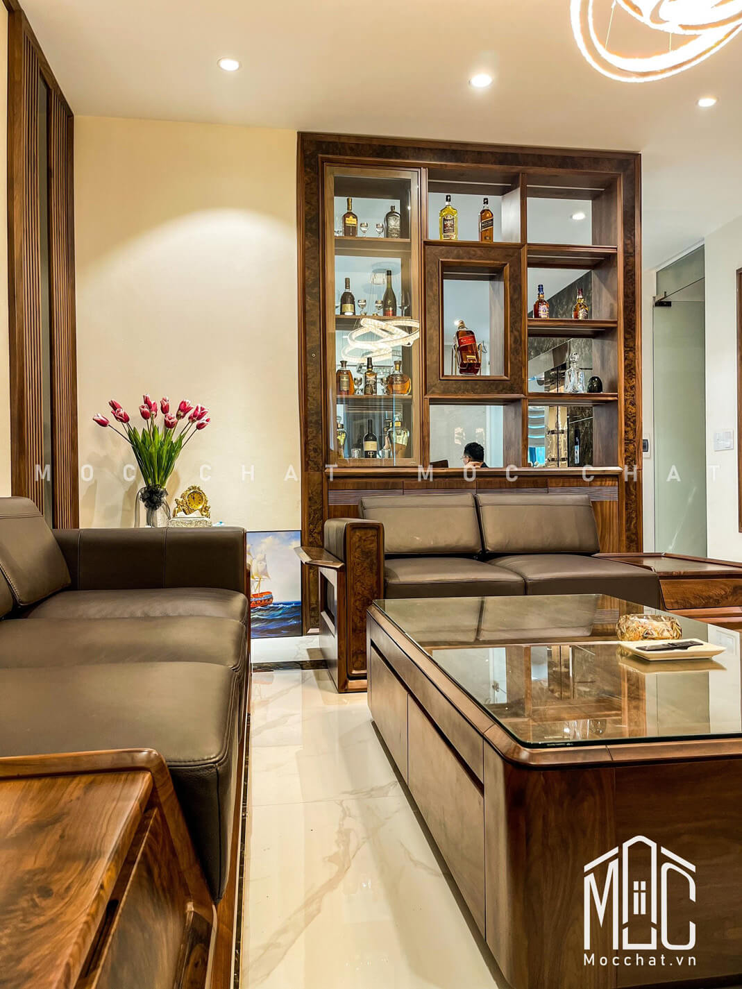 Phòng khách nội thất gỗ óc chó chị Huyền nhà phố Trâu Quỳ Gia Lâm