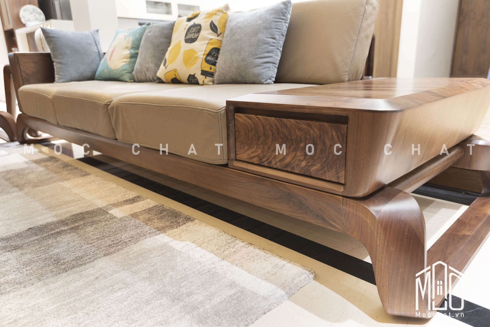 Băng dài 3 chỗ ngồi sofa gỗ óc chó