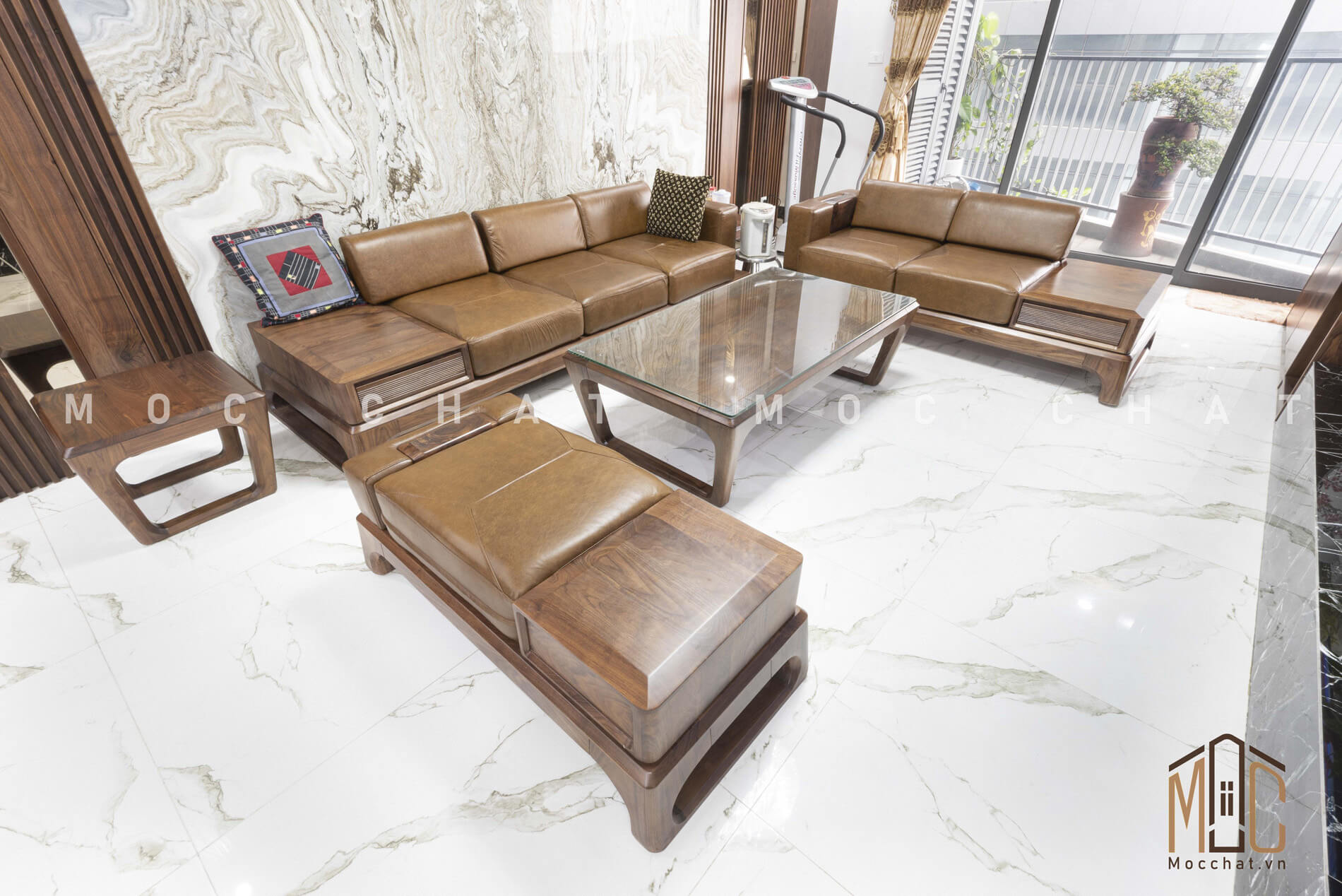 Sofa gỗ óc chó phòng khách anh Tuấn chung cu Discovery Cầu Giấy