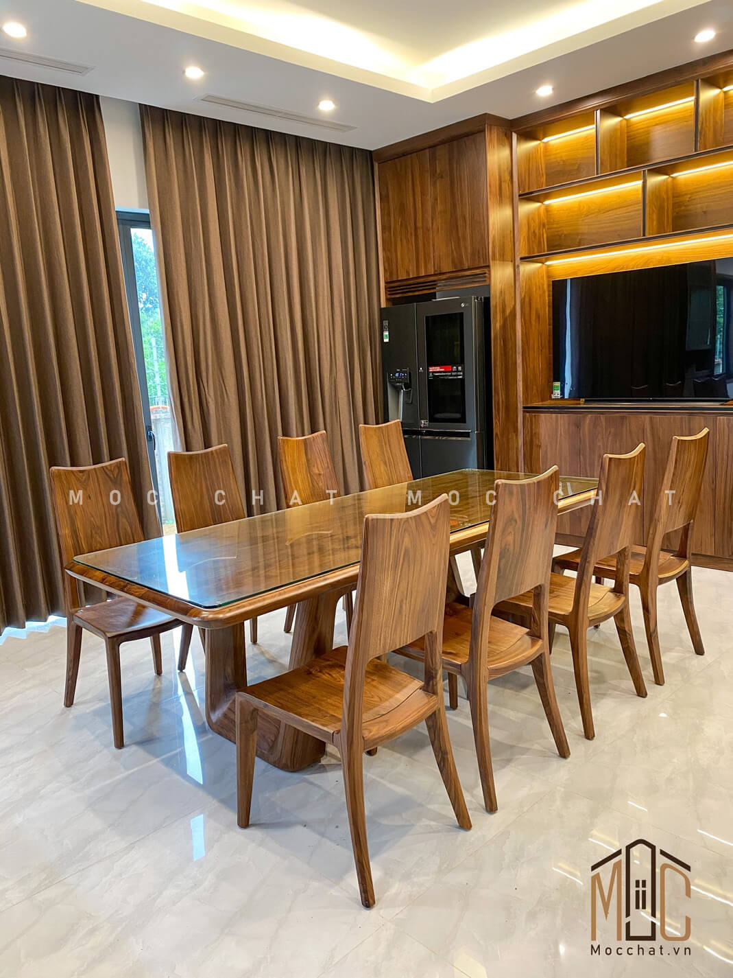Bàn ăn gỗ óc chó 8 ghế tại phòng ăn biệt thự