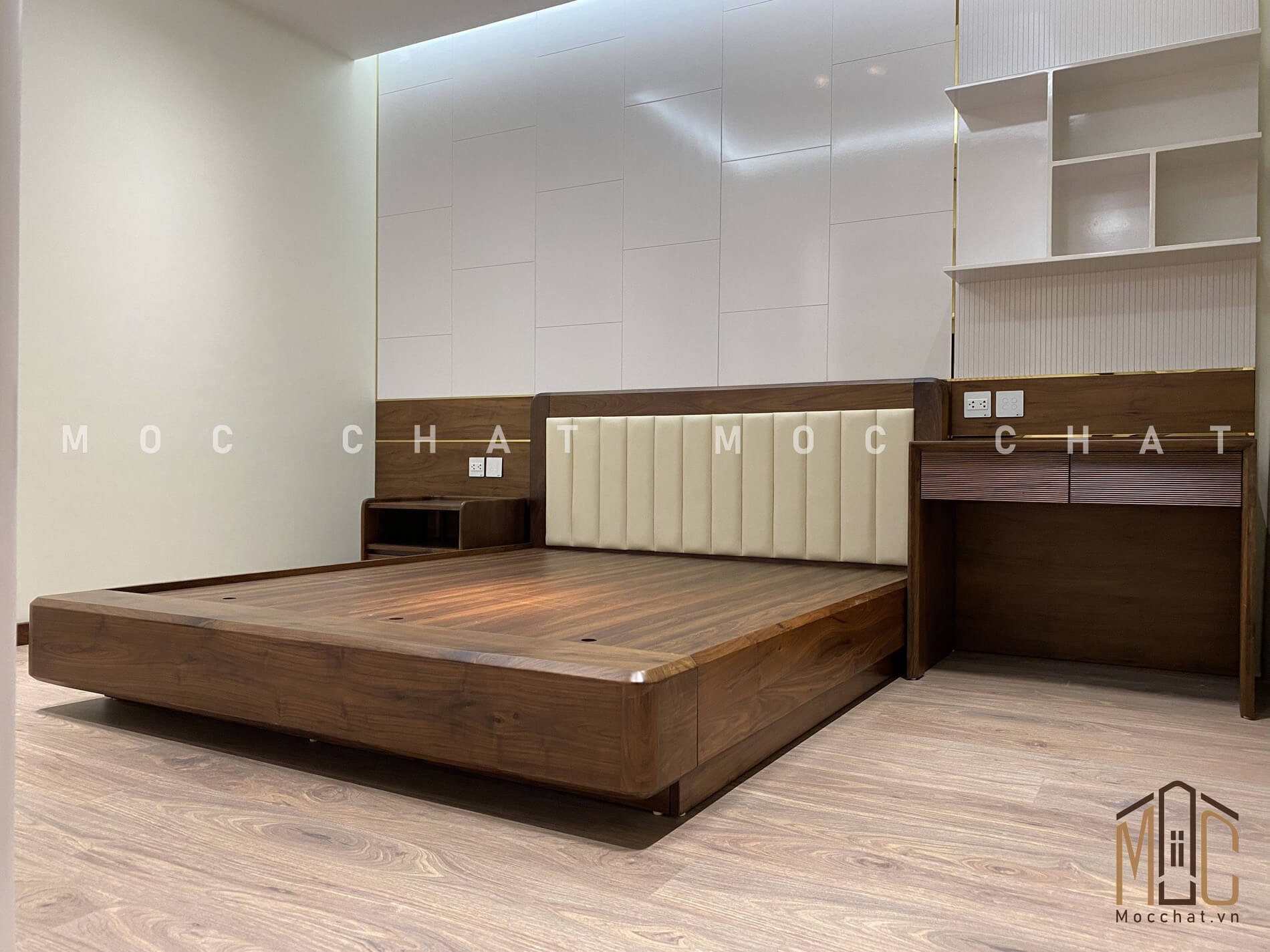 Giường ngủ gỗ óc chó anh Long biệt thự Khai Sơn Hill