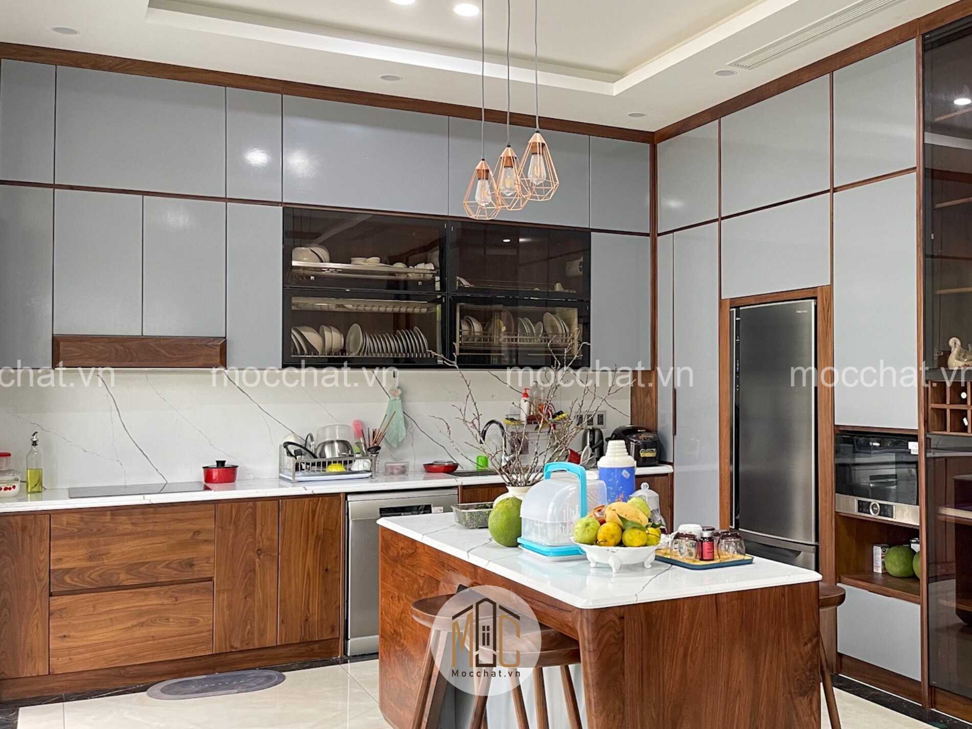 Tủ bếp gỗ óc chó kết hợp nhựa acrylic và bàn đảo bếp gỗ óc chó