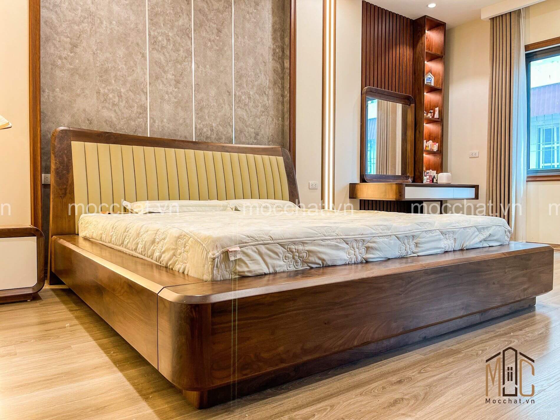 Giường ngủ óc chó thiết kế giấu chân