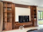 Kệ tivi treo gỗ óc chó kết hợp hệ tủ trang trí gỗ óc chó và vách lam trang trí gỗ óc chó