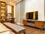 Một góc phòng ngủ gỗ óc chó