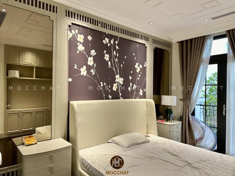 phong-ngu-voi-giuong-boc-da-trang-va-buc-tranh-tuong-hoa-nghe-thuat-7-39-tulip-vinhome-reverside