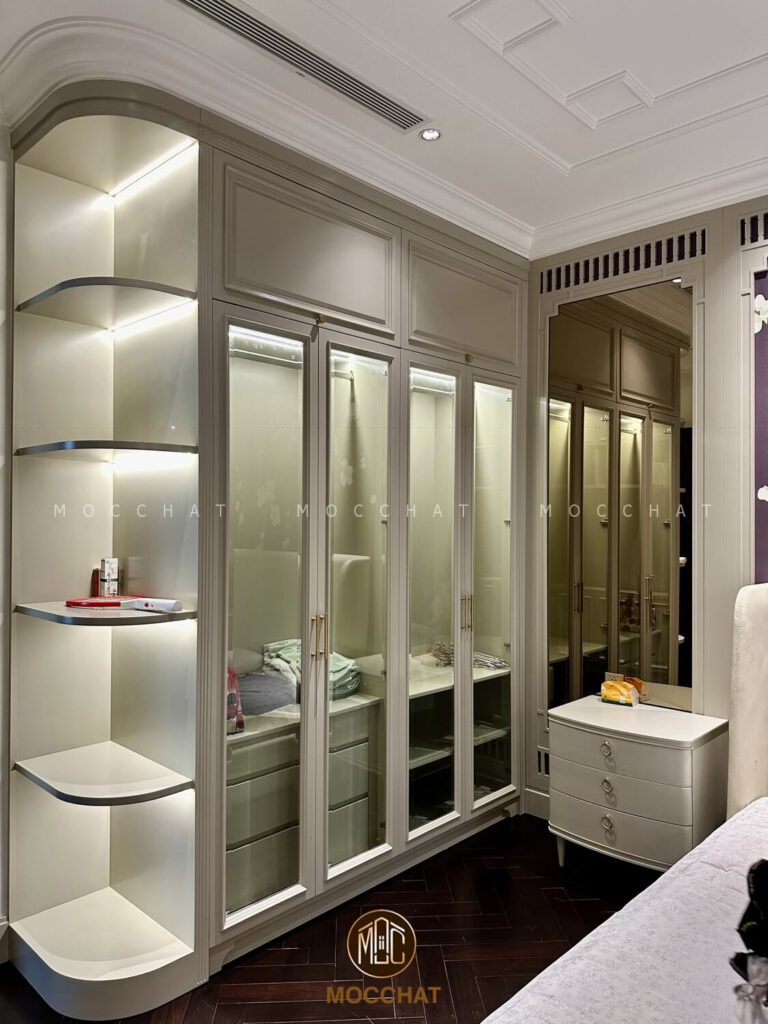 Tủ quần áo kính và kệ trang trí trong phòng ngủ hiện đại