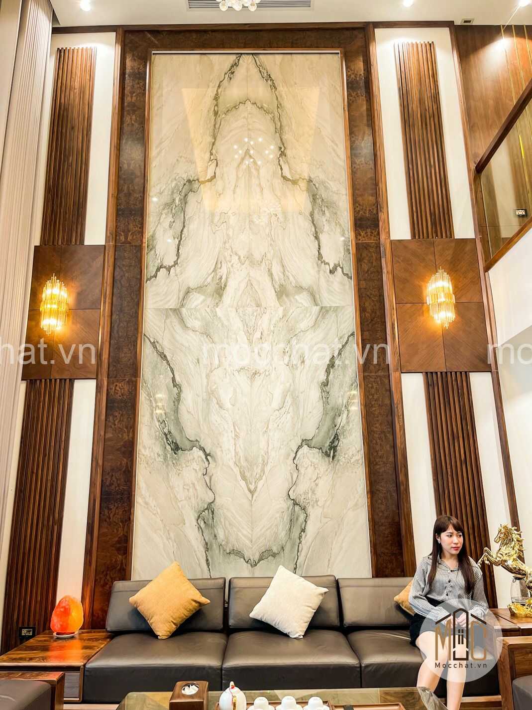 Vách ốp tường thông tầng phòng khách gỗ óc chó biệt thự Ninh Hiệp