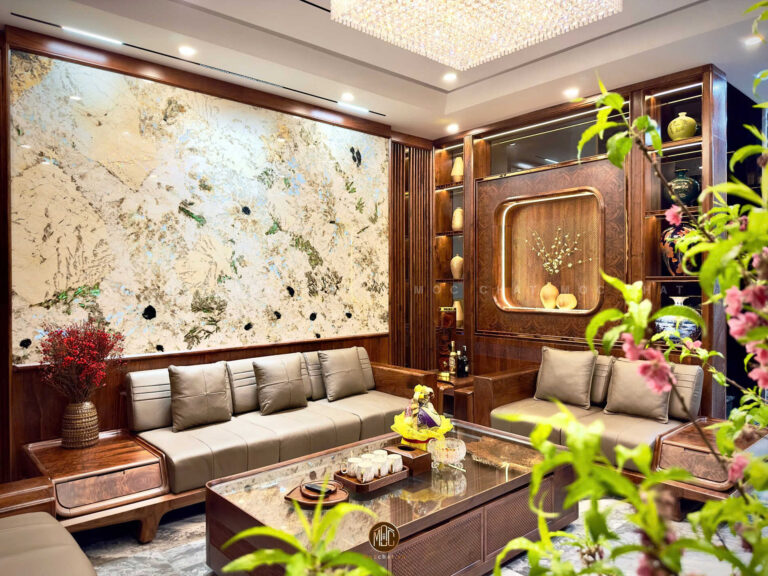 Bàn ghế gỗ óc chó phòng khách hiện đại, kết hợp đệm da bò nhập khẩu, tường ốp đá tự nhiên sang trọng, tủ kệ gỗ óc chó cao cấp, bàn trà mặt kính tinh tế.