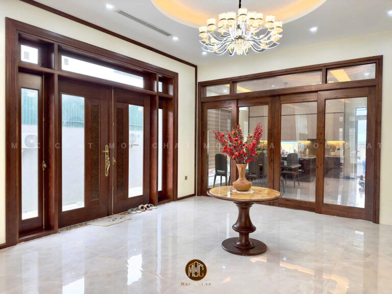 cua-dai-sanh-go-oc-cho-ket-hop-kinh-tao-khong-gian-sang-trong-va-ket-noi-hoan-hao-k-villa-ninh-binh