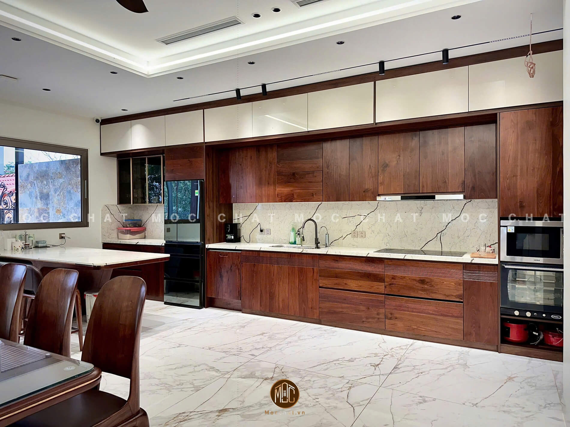 Tủ bếp gỗ óc chó hiện đại – Sự kết hợp hoàn hảo giữa gỗ tự nhiên và đá vân tia chớp
