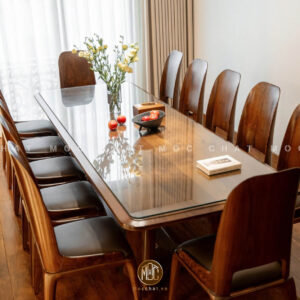 Bộ bàn ăn gỗ óc chó 12 ghế dài, mặt kính trong suốt, bố trí đối xứng hiện đại, ghế tựa cao liền khối phù hợp phòng ăn biệt thự sang trọng
