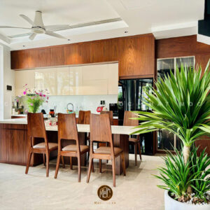 Bàn ghế ăn gỗ óc chó 6 ghế cao cấp, thiết kế hiện đại với đệm da bò Ý và mặt bàn đá trắng sang trọng phù hợp không gian bếp tinh tế