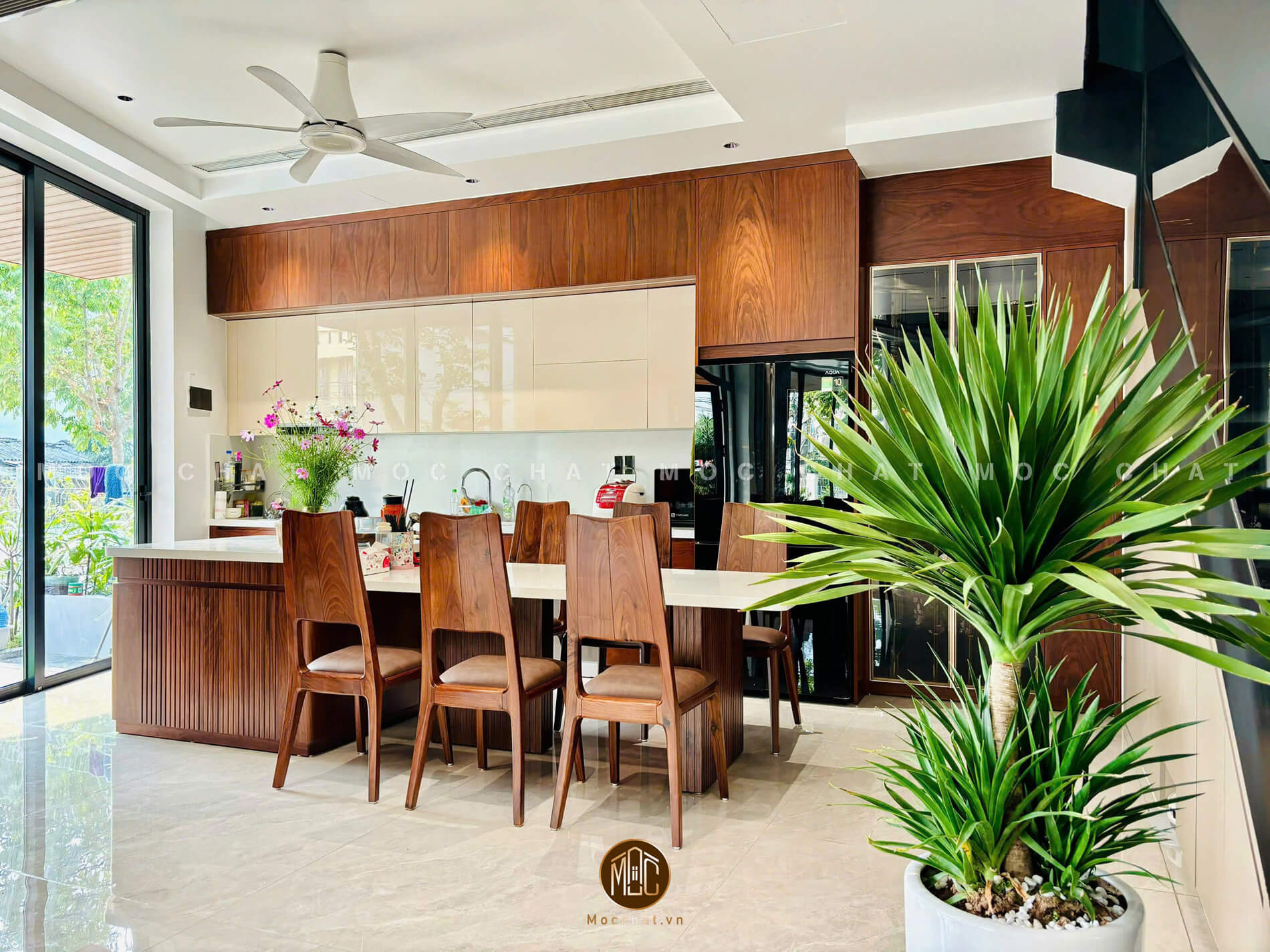 Bàn ghế ăn gỗ óc chó 6 ghế cao cấp, thiết kế hiện đại với đệm da bò Ý và mặt bàn đá trắng sang trọng phù hợp không gian bếp tinh tế