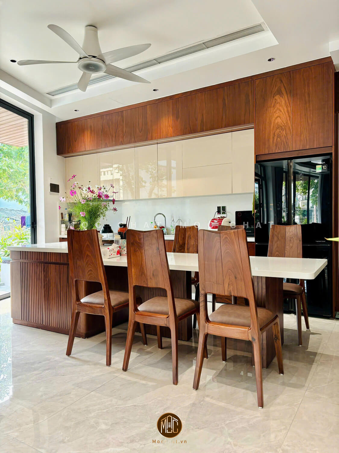 Bộ bàn ghế ăn gỗ óc chó 6 ghế thiết kế hiện đại, đệm da bò cao cấp, phù hợp không gian bếp sáng thoáng và gần gũi thiên nhiên