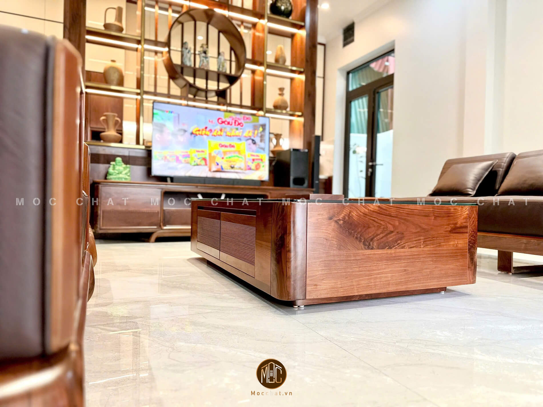 Bàn trà gỗ óc chó cao cấp bo cạnh tinh tế đồng bộ với bộ sofa hiện đại