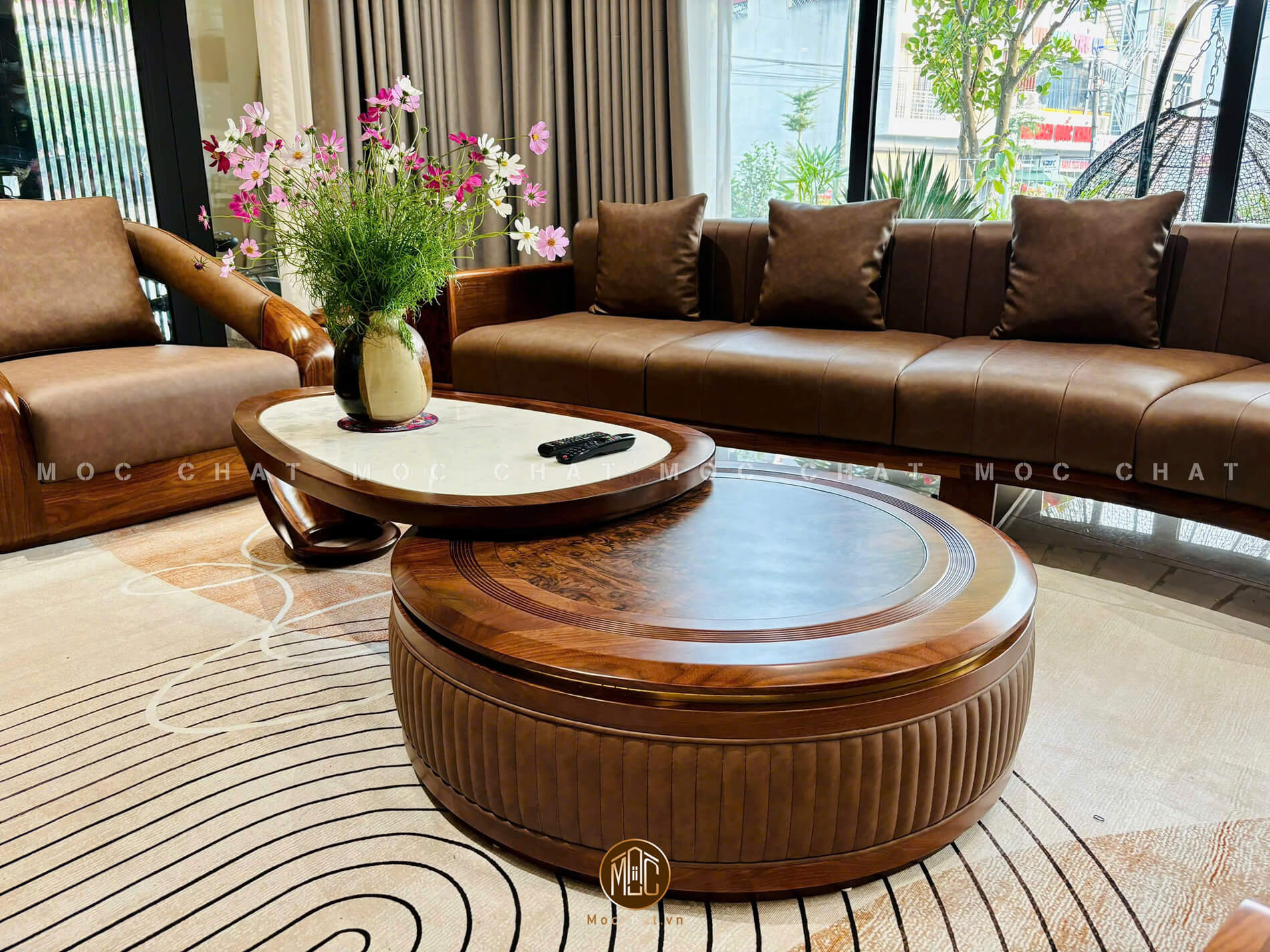 Bàn trà gỗ óc chó đẹp thiết kế bo cong cùng chất liệu da tự nhiên mềm mại, mặt đá cao cấp, là điểm nhấn tinh tế trong không gian nội thất phòng khách hiện đại
