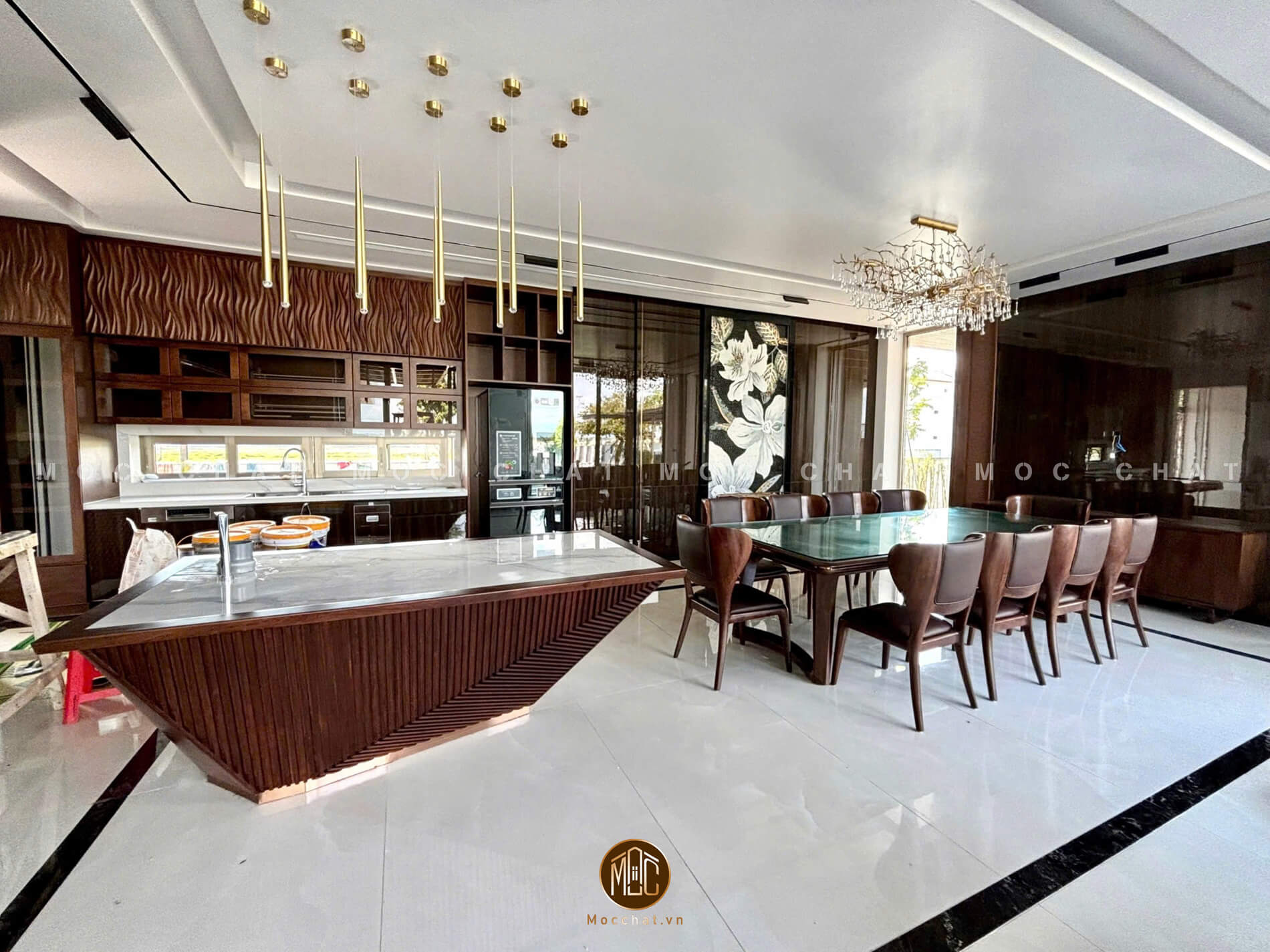 Bàn ghế ăn gỗ óc chó 10 ghế cao cấp với mặt kính cường lực và đệm da bò Ý, phù hợp không gian biệt thự sang trọng