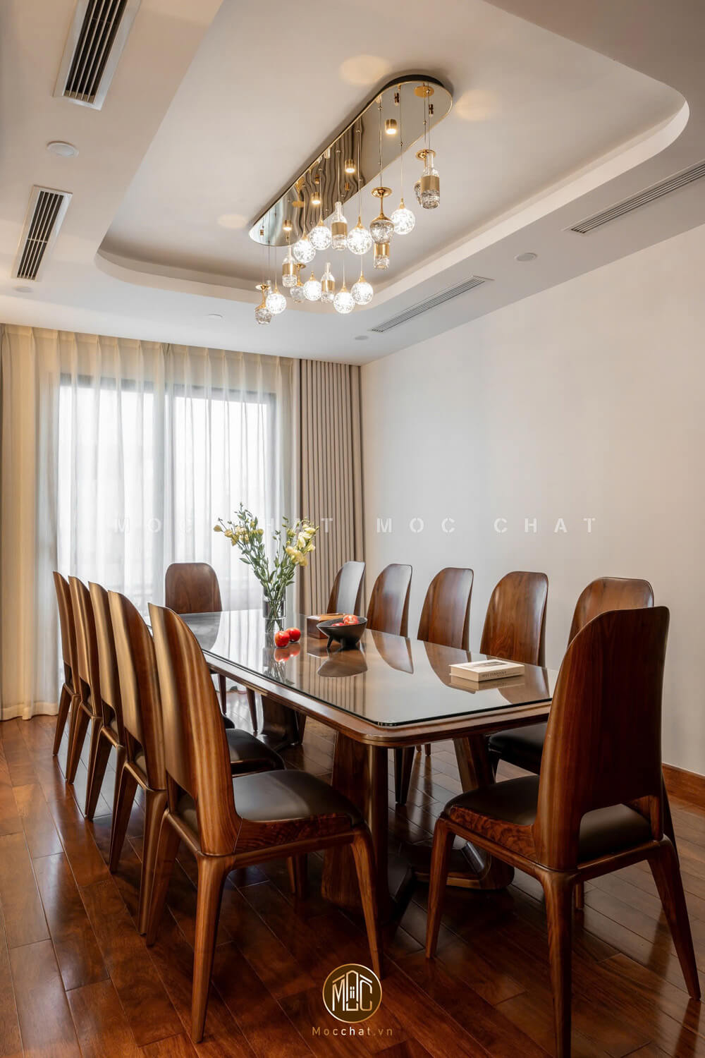 Bàn ghế ăn gỗ óc chó 12 ghế thiết kế dài, mặt bàn kính sang trọng, ghế lưng cao bọc da bò Ý, phù hợp phòng ăn biệt thự hiện đại và cao cấp