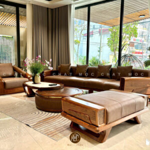 Bộ sofa gỗ óc chó cao cấp phối da bò Ý dáng cong gồm băng dài 4 chỗ ngồi uốn cong nhẹ, ghế đơn và bàn trà, thiết kế đồng bộ, sang trọng cho phòng khách hiện đại
