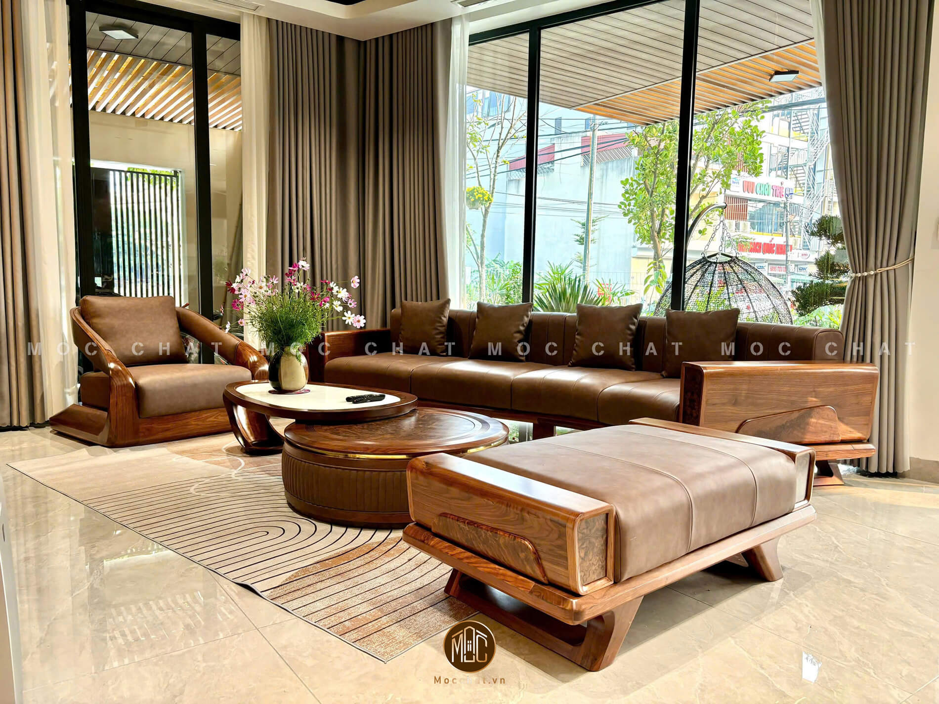 Bộ sofa gỗ óc chó cao cấp phối da bò Ý dáng cong gồm băng dài 4 chỗ ngồi uốn cong nhẹ, ghế đơn và bàn trà, thiết kế đồng bộ, sang trọng cho phòng khách hiện đại