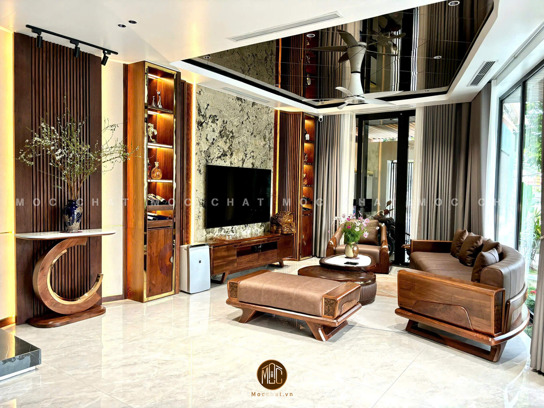 Bộ sofa gỗ óc chó cao cấp phối da bò Ý dáng cong gồm băng dài 4 chỗ ngồi uốn cong nhẹ, ghế đơn và bàn trà, thiết kế đồng bộ, sang trọng cho phòng khách hiện đại