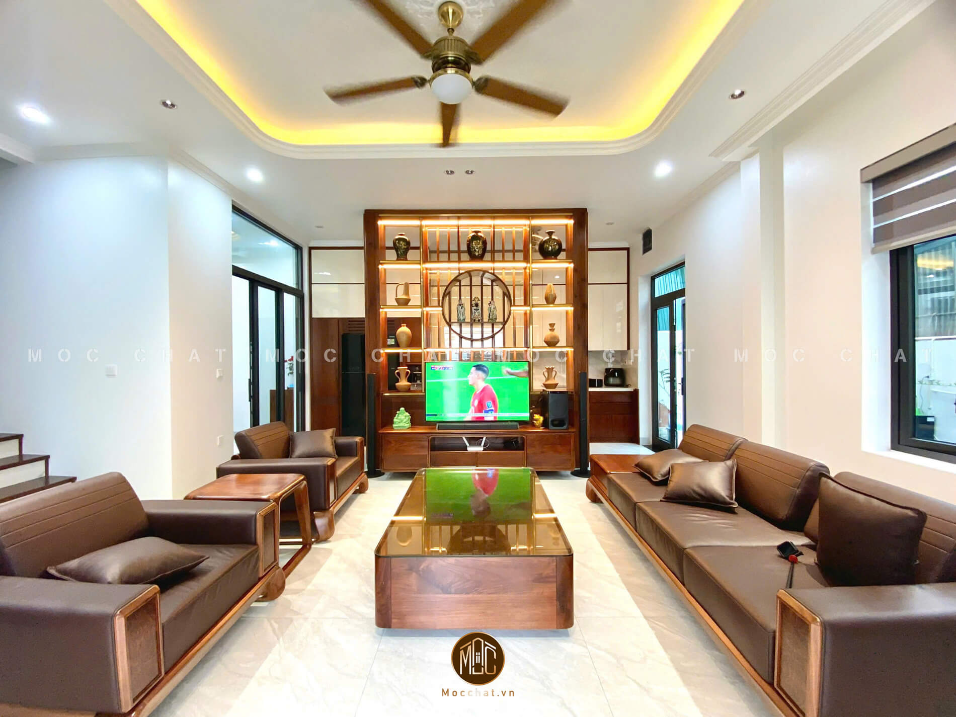 Bộ sofa gỗ óc chó hiện đại kết hợp kệ tivi và đèn led tạo điểm nhấn nổi bật