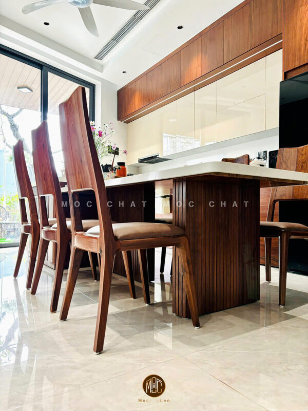 Cận cảnh bàn ghế ăn gỗ óc chó 6 ghế với chân bàn thiết kế dạng rãnh và cấu trúc ghế thủ công, thể hiện độ hoàn thiện cao và chất lượng cao cấp