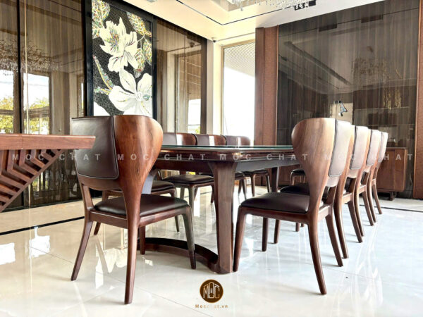 Chi tiết chân bàn ăn và cấu trúc ghế trong bộ bàn ghế ăn gỗ óc chó 10 ghế, thể hiện độ hoàn thiện thủ công cao cấp và chắc chắn