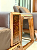 Chi tiết tay vịn sofa gỗ óc chó cao cấp với vân nu đối xứng độc đáo