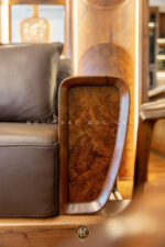 Chi tiết tay vịn sofa gỗ óc chó vân nu quý hiếm