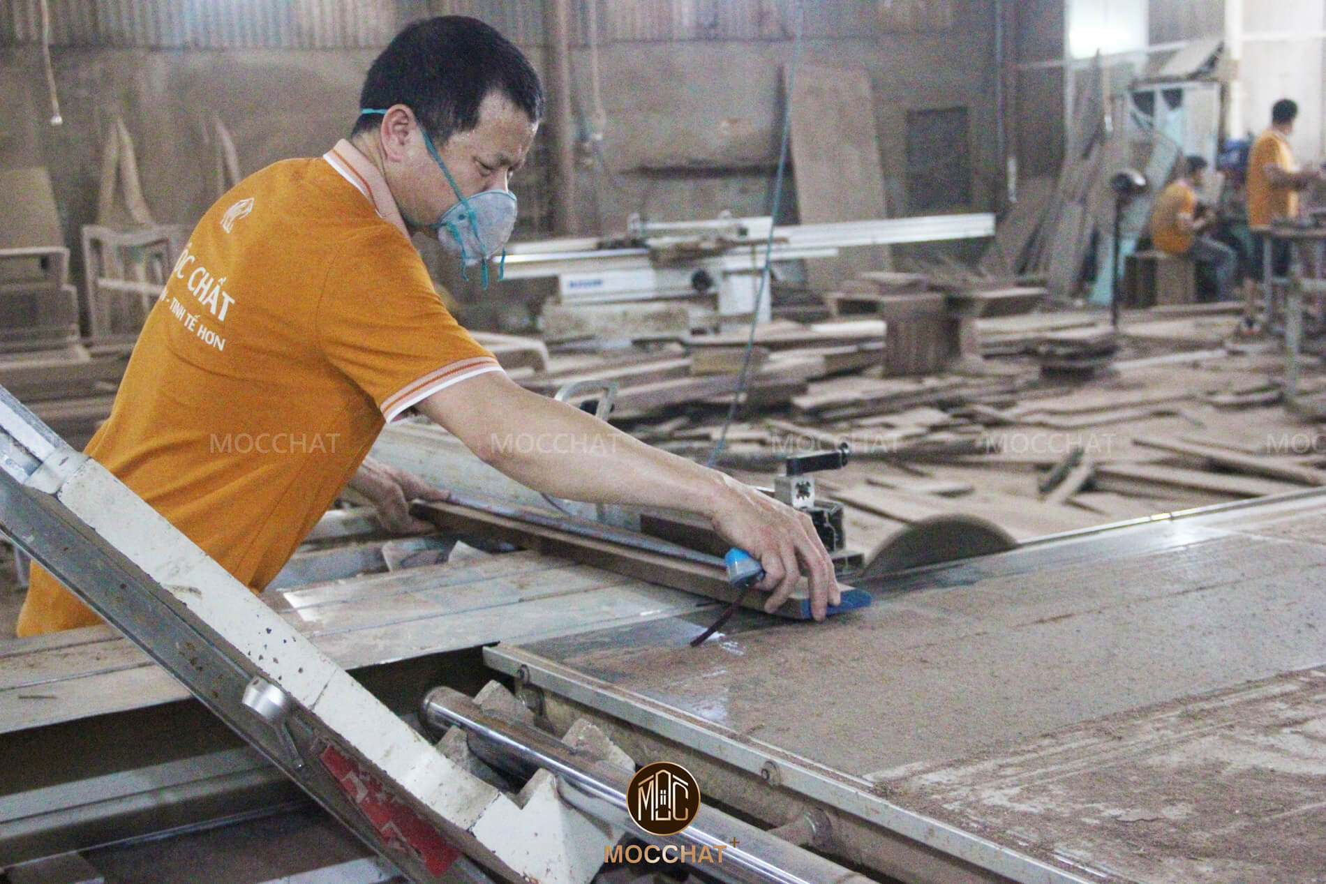 Công đoạn cắt gỗ