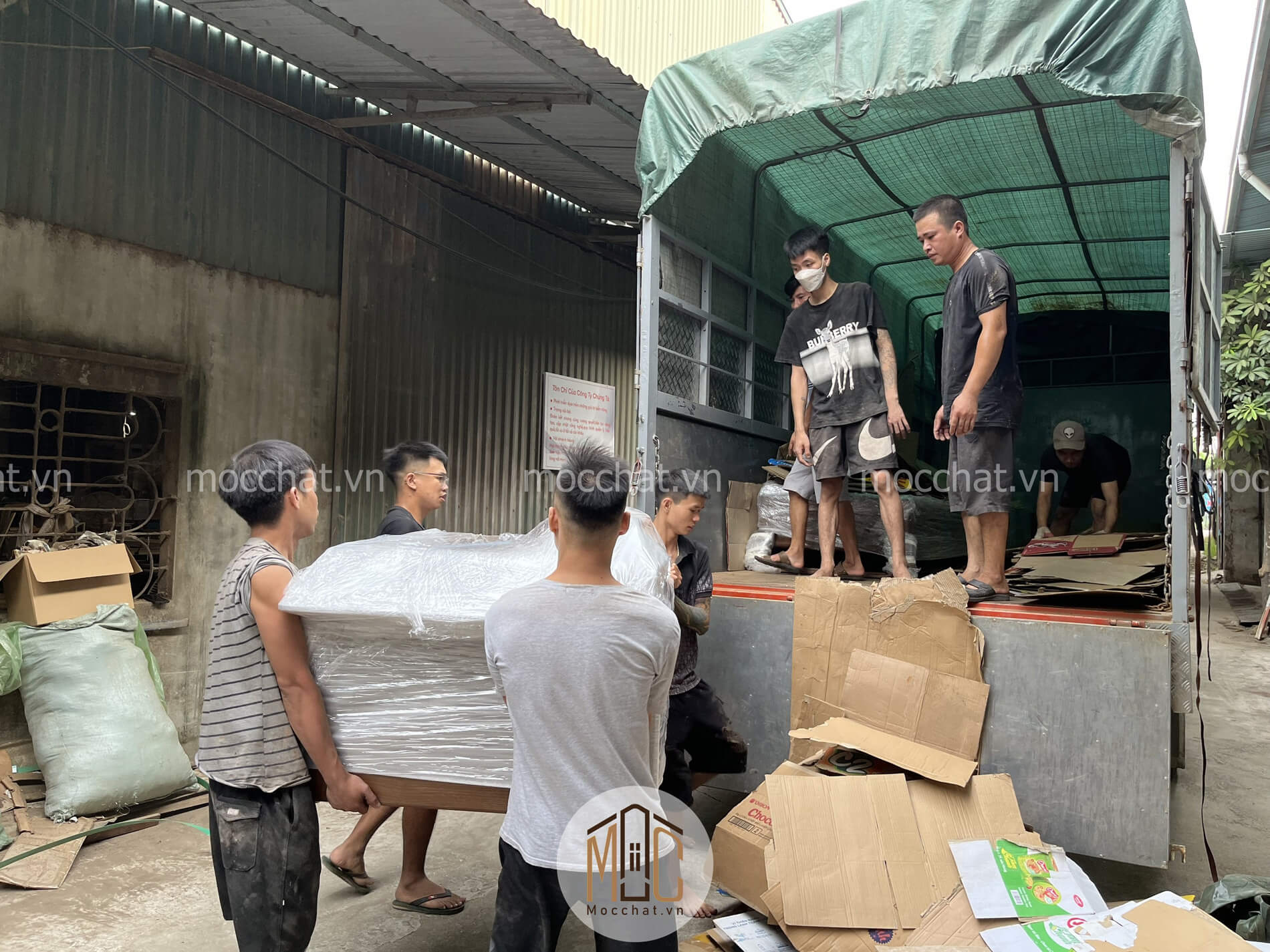 Đóng gói vận chuyển sản phẩm tới công trình (Nguồn: mocchat.vn)