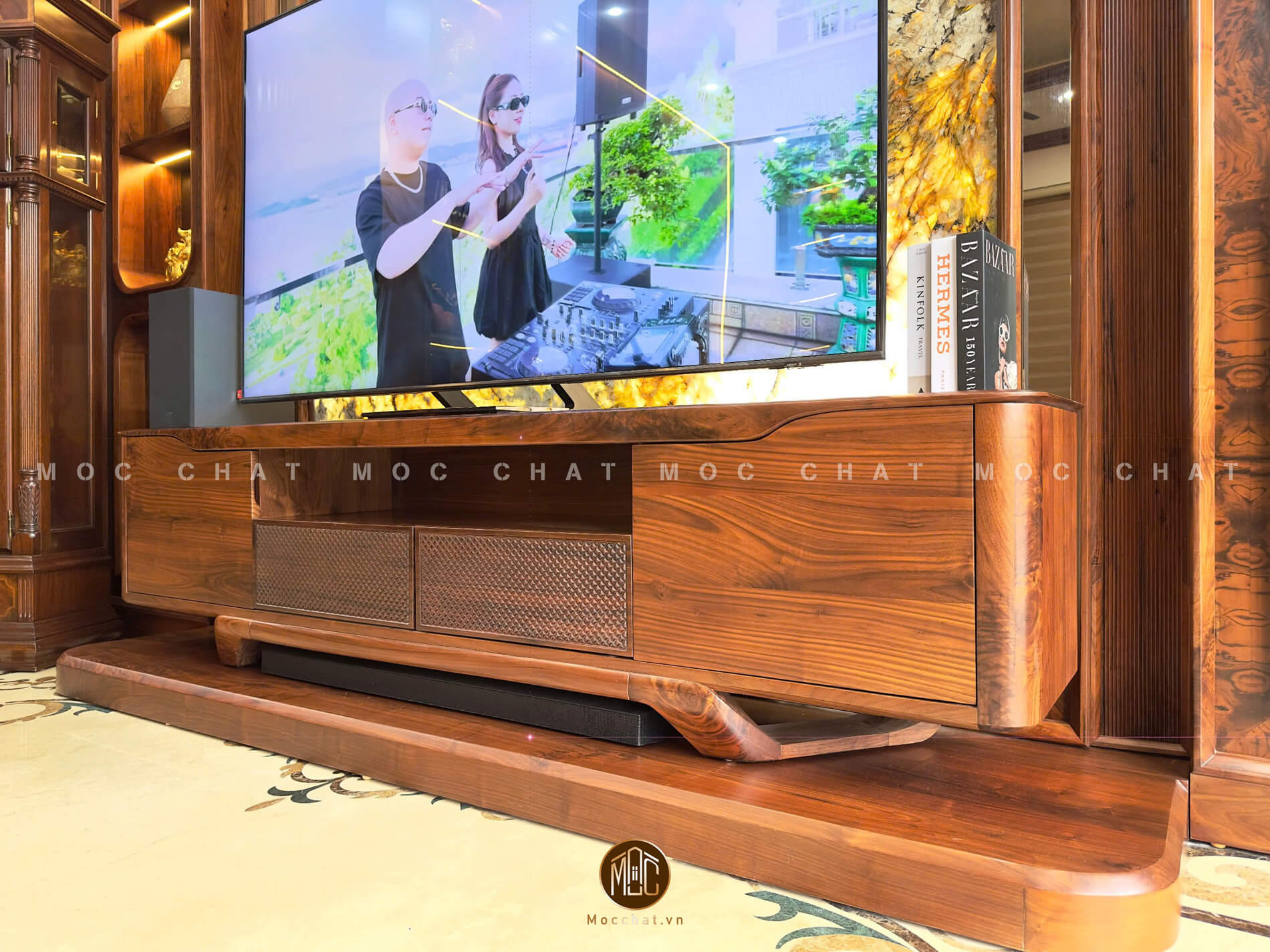 Kệ tivi gỗ óc chó cao cấp với họa tiết quả trám nổi tinh tế và thiết kế bo cong mềm mại
