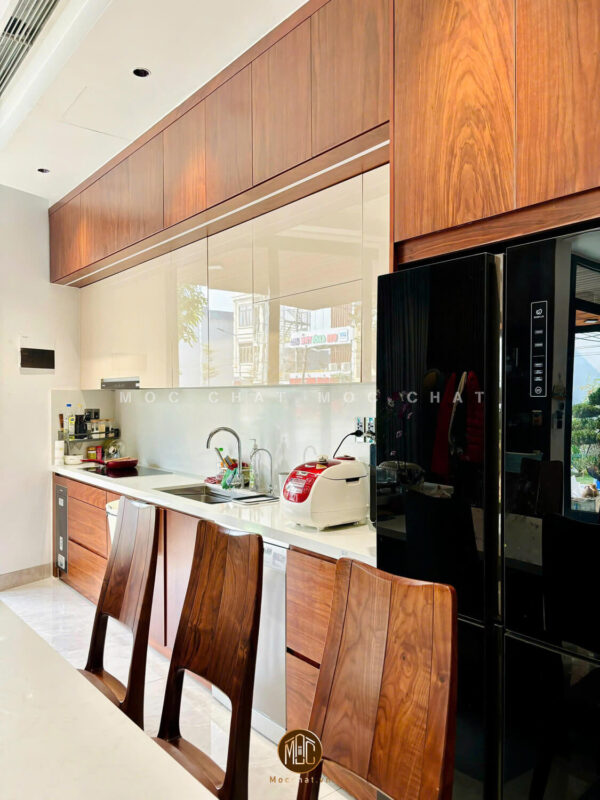 Không gian bếp hiện đại sử dụng bàn ghế ăn gỗ óc chó cao cấp 6 ghế kết hợp tủ bếp tiện nghi và nội thất thông minh
