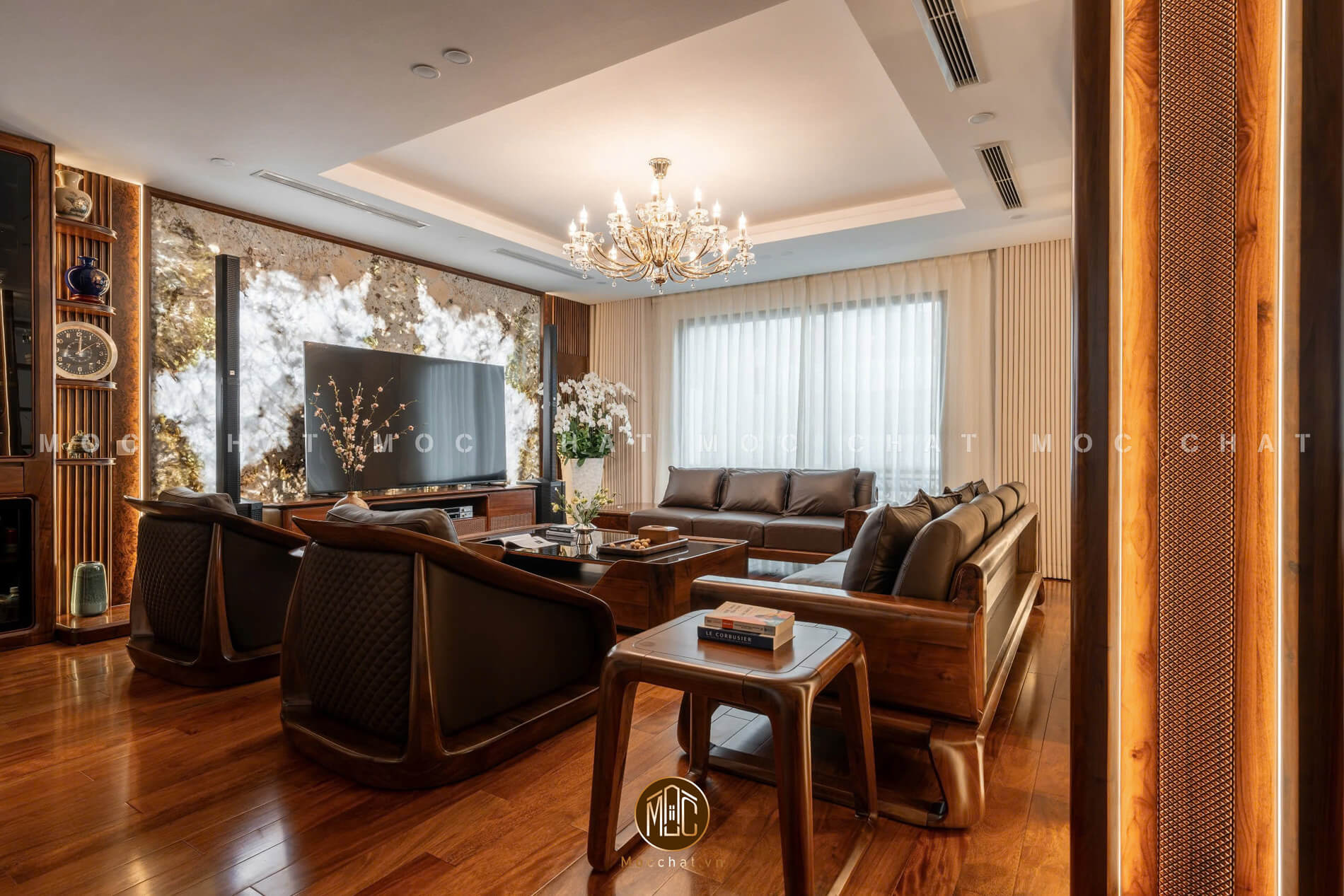 Không gian sống sang trọng với bộ sofa gỗ óc chó cao cấp