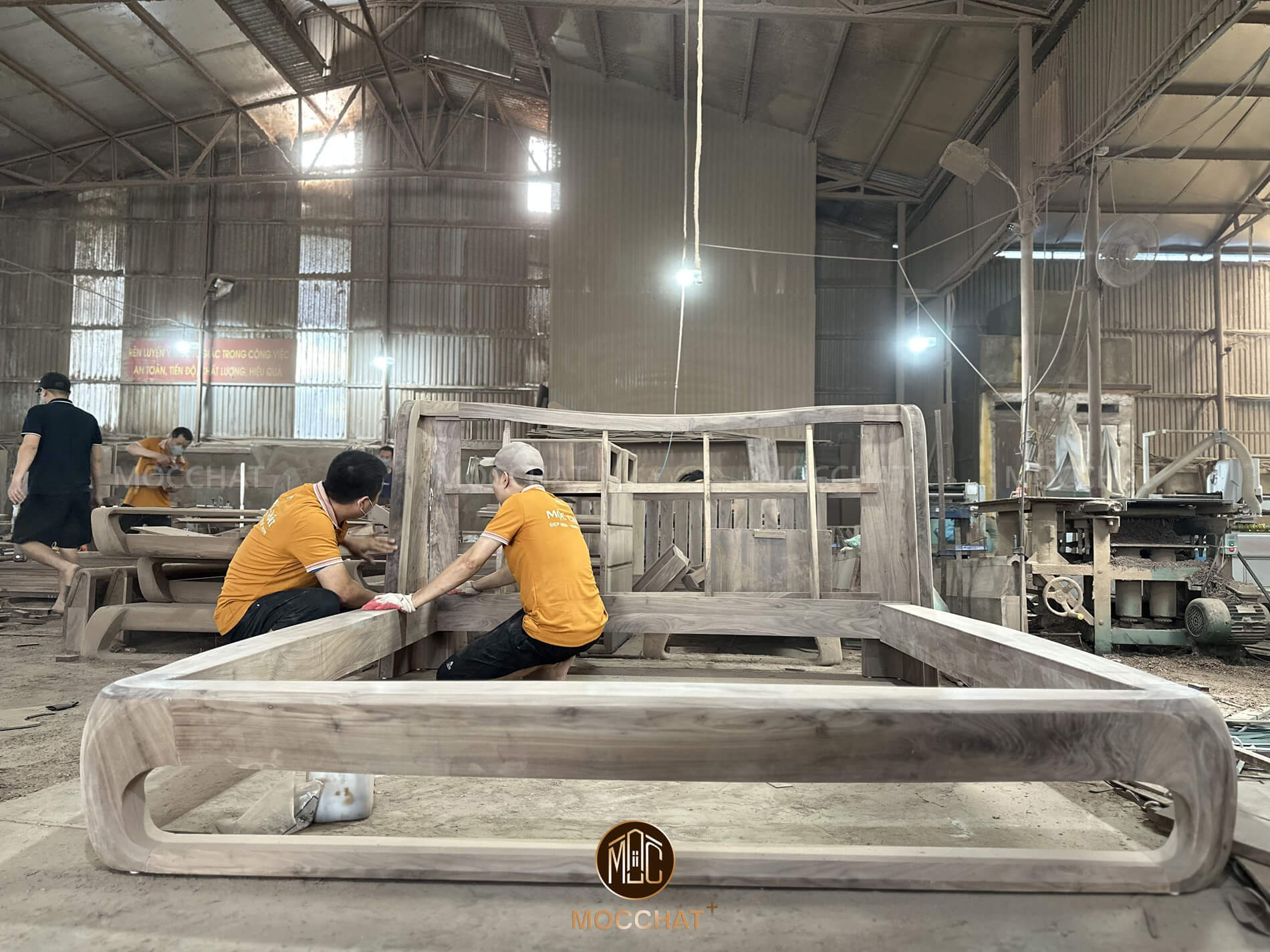 Lắp ráp và kiểm tra chi tiết sản phẩm giường gỗ óc chó (Nguồn: mocchat.vn)