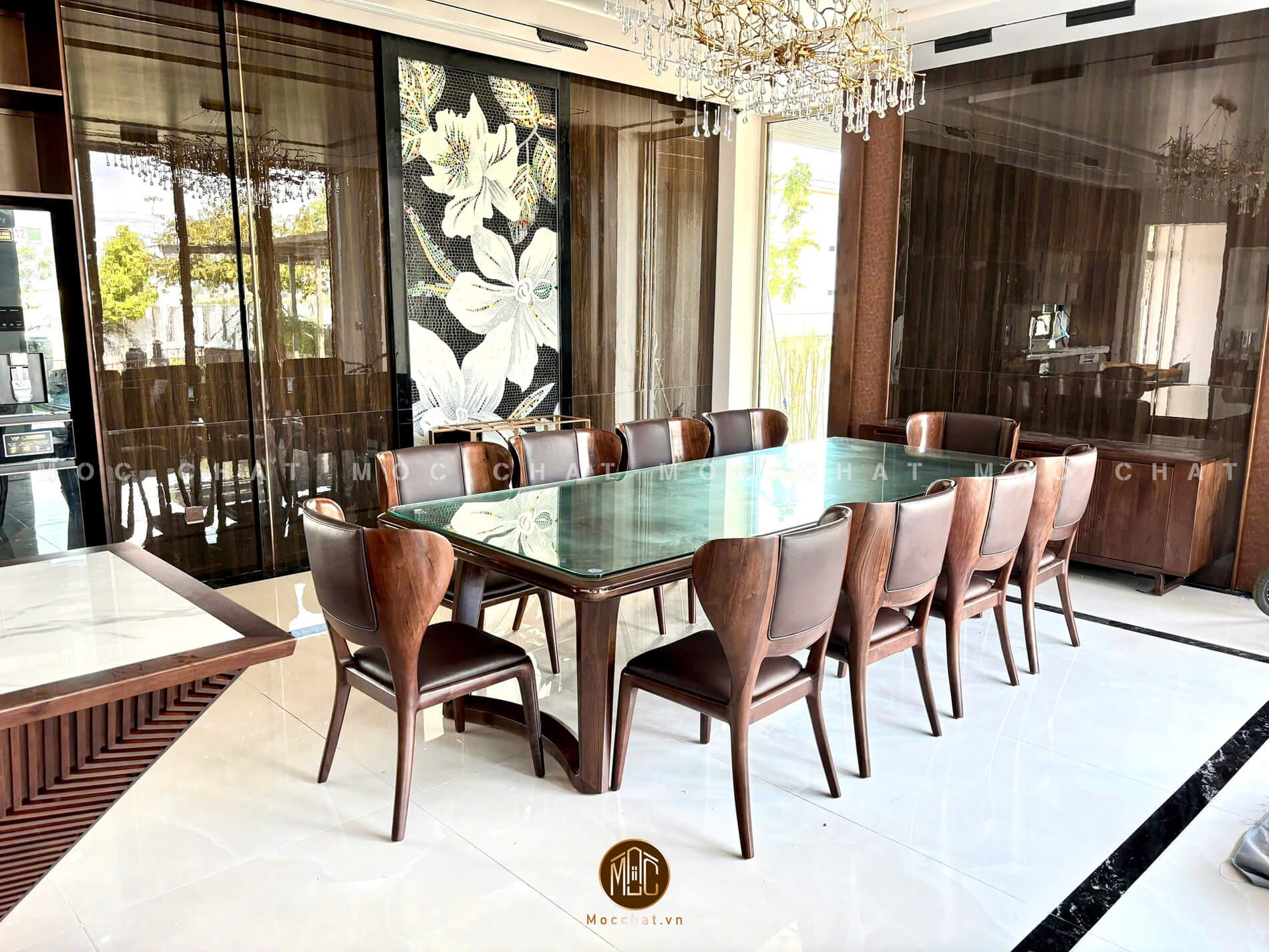 Mẫu bàn ghế ăn gỗ óc chó 10 ghế cao cấp thiết kế đối xứng với ghế da bò lưng cong, bàn kính dài phù hợp phòng ăn lớn và biệt thự hiện đại