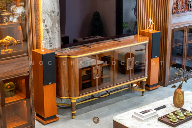 Kệ tivi gỗ óc chó kết hợp kính và chỉ đồng