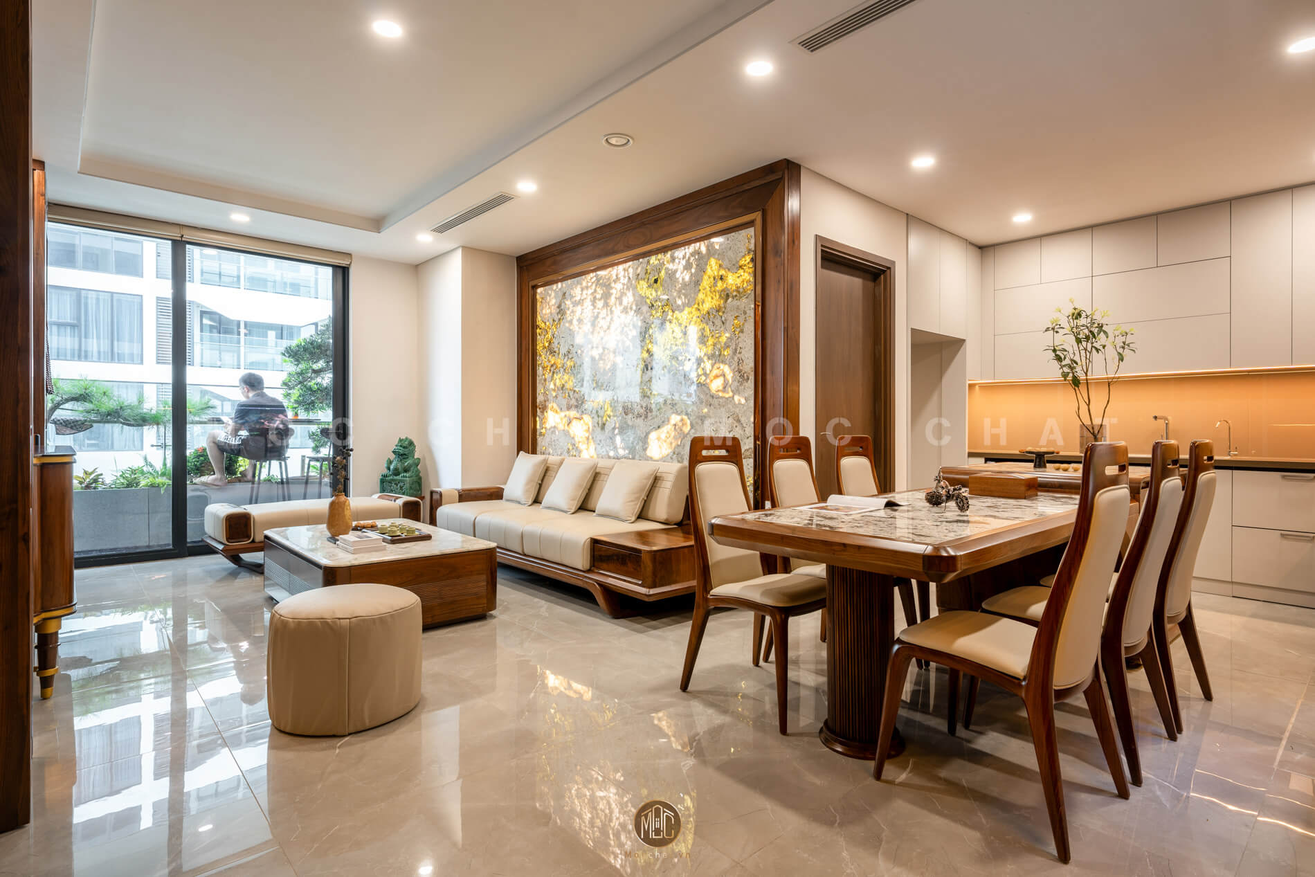 Phòng khách liền bếp nội thất gỗ óc chó với sofa, bàn trà và bàn ăn gỗ óc chó kết hợp mặt đá tự nhiên, mang lại không gian sống hiện đại, đẳng cấp và tiện nghi.