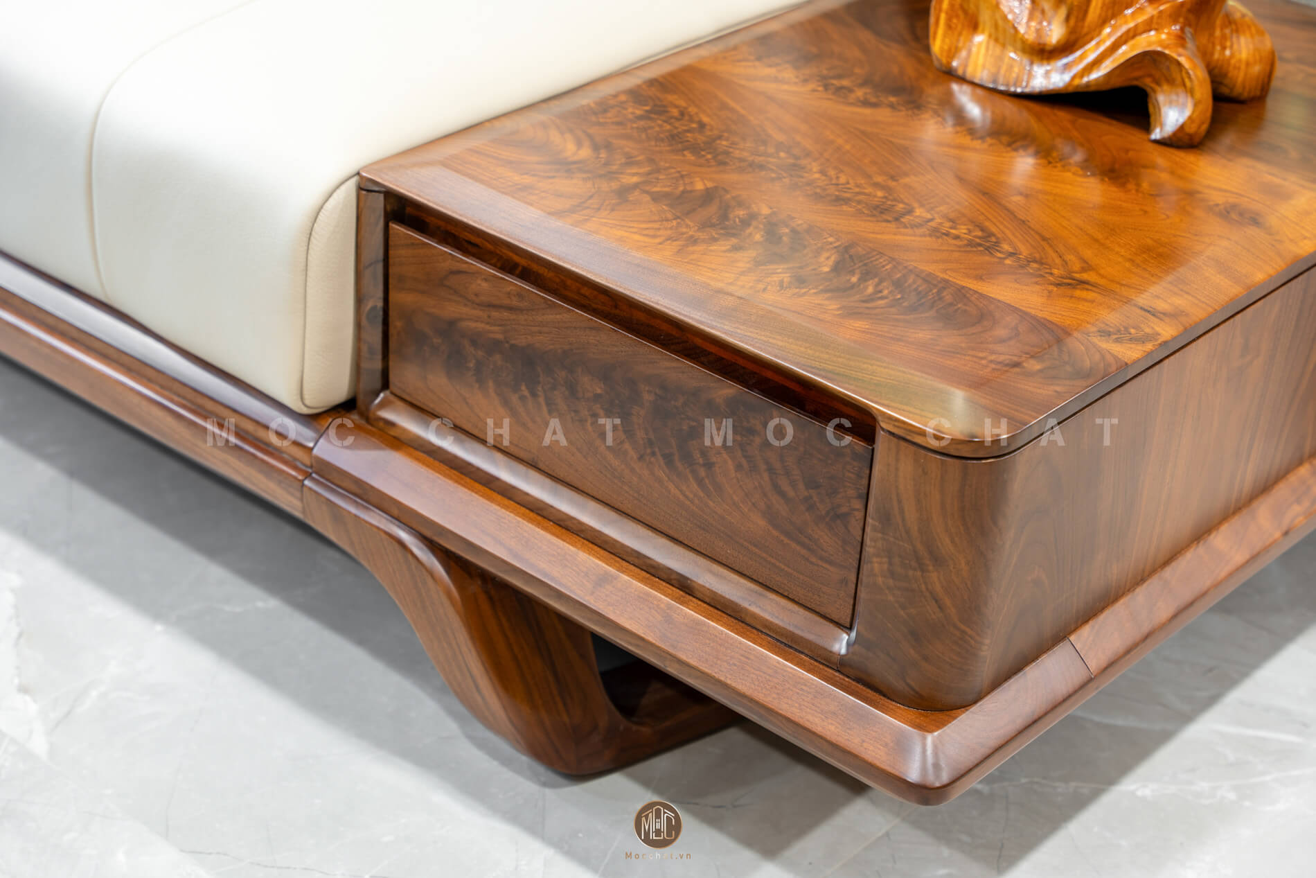 Tab sofa gỗ óc chó tích hợp ngăn kéo tiện lợi, thiết kế sang trọng với vân gỗ tự nhiên, phù hợp cho phòng khách nội thất gỗ óc chó cao cấp.