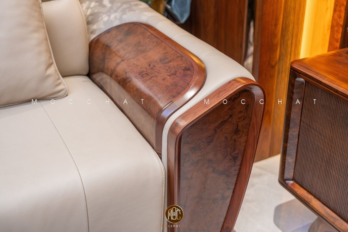 Phòng khách nơi điểm nhấn bề thế với bộ Sofa gỗ óc chó và da bò Ý
