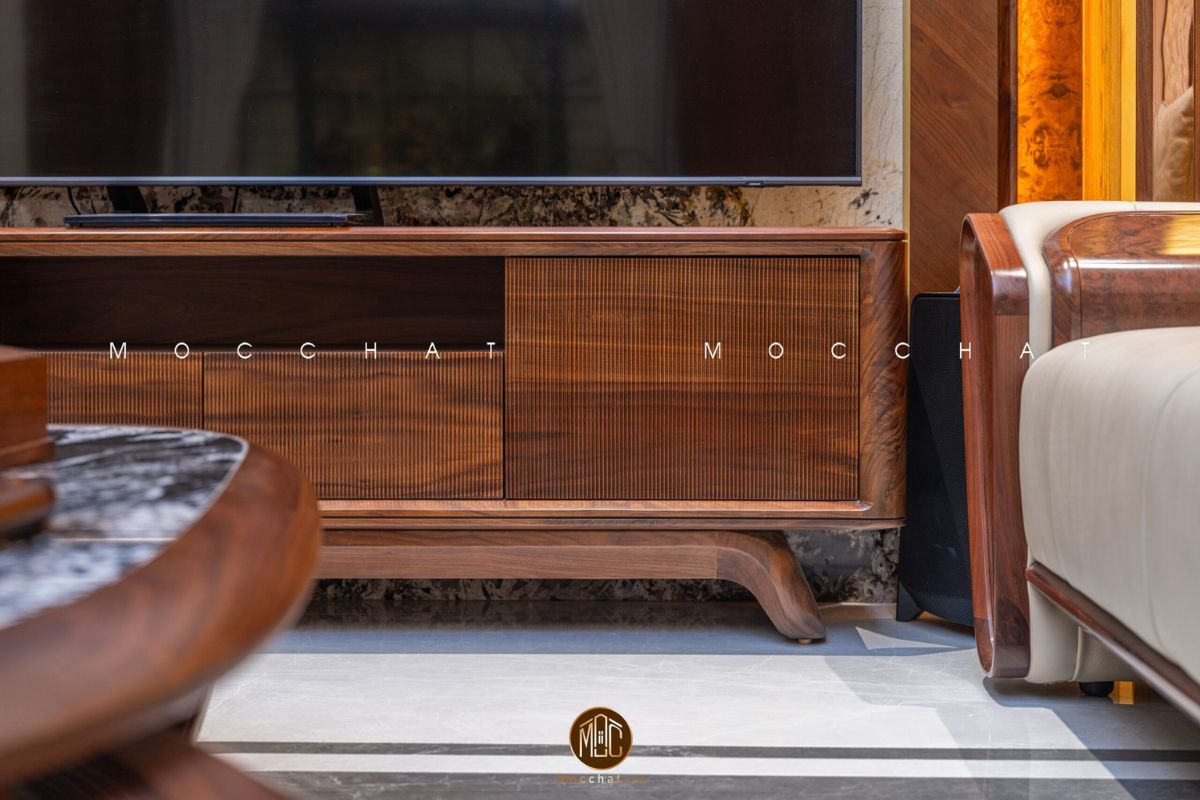 Phòng khách nơi điểm nhấn bề thế với bộ Sofa gỗ óc chó và da bò Ý